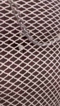Giro in abito a rete scopando la mia figa su una scala pubblica