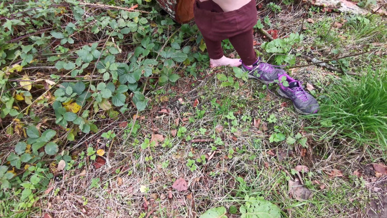 Bouncy Tits Action: Nalgadas de coño desnudo en el bosque