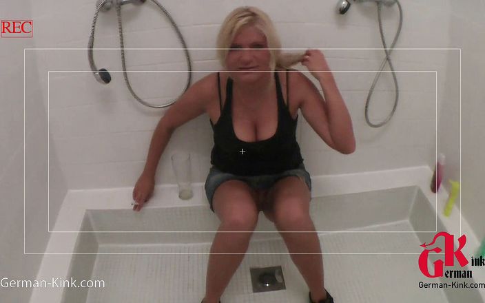 German Kink: Action pisse en POV dans la salle de bain