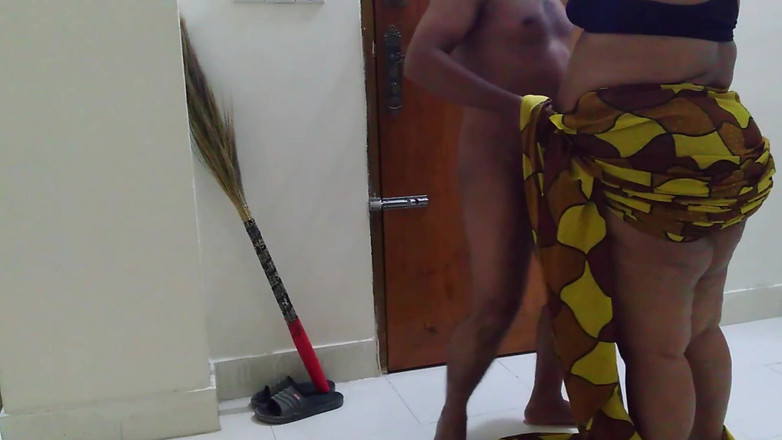 Aria Mia: Kamvali Moti Gand sexig hemmafru Ko Choda Aur Gand Fad...