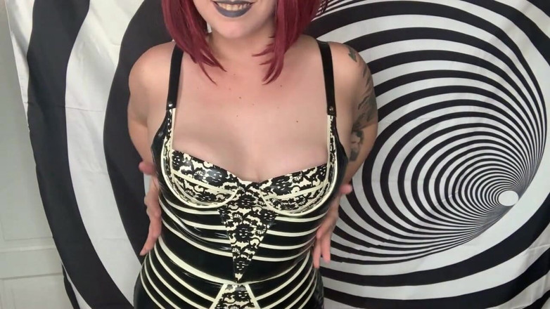 Deanna deadly: Godin in latex betoovert je