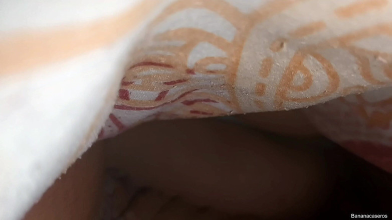 Bananacaseros: कवर के नीचे के बारे में प्यारा गधा चोदने के लिए