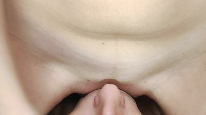 Nipple Stock: Molhada pulsante vulva desliza na língua do homem