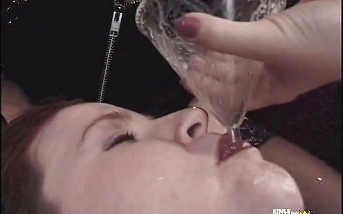 Kings Of Fetish: Две возбужденные женщины играют со своими сиськами с лактацией и трахаются с большими игрушками