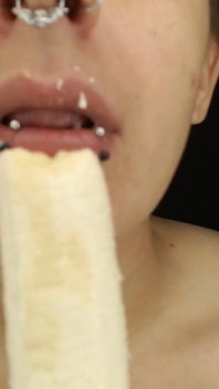 Frech fetisch-banane essen, piercings mit großen lippen
