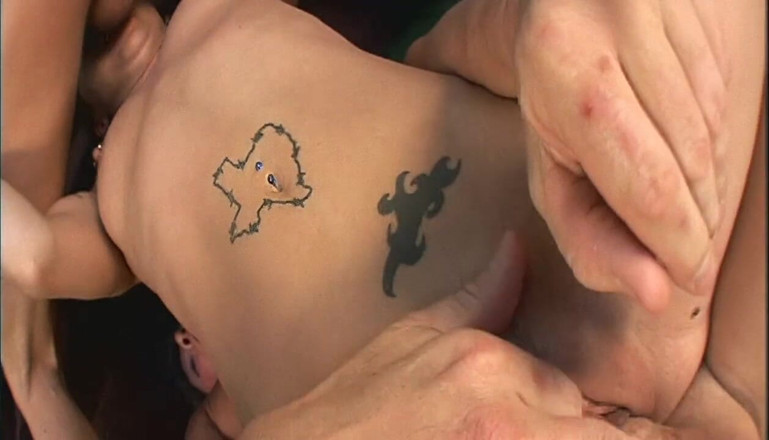 THAGSON CORE: Une MILF brune insatiable vide toutes les bites bien dures
