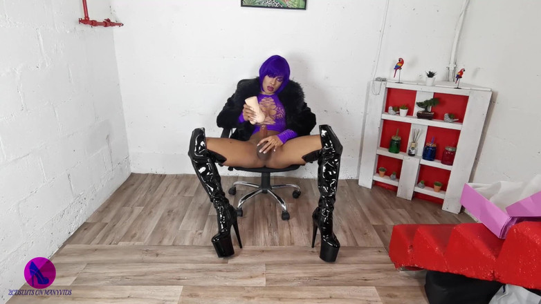 2CD Sluts: Il travestito nikita si sega da solo