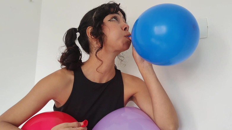 Cindy Luna Petite: Drobná latina Looner dostane barevnou balónkovou terapii