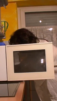 Esposa es seducida por marido y follada en el piso de la cocina