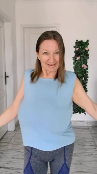 Zralá sexy milfka s obřími přírodními kozami vám i sobě udělá radost
