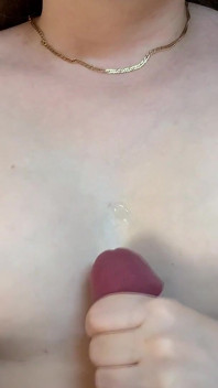 Schöne brünette mit dicken titten liebt es, schwanz zu lutschen!