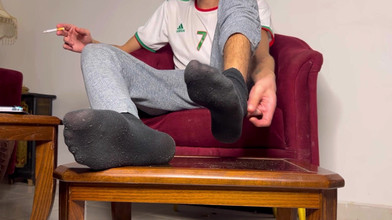 ARAB HUNG TWINK: Поклоняйся моим потным ступням на футбольной игре, пока курит камшот на камшот