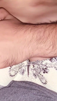 Il marito ha punito la moglie traditrice con grandi tette schiaffeggiandole le sue grandi tette e spremendo con forza le sue tette
