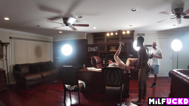 Milfuckd: Výkonný rekord společnosti přestávky v jejím novém umělci Bts