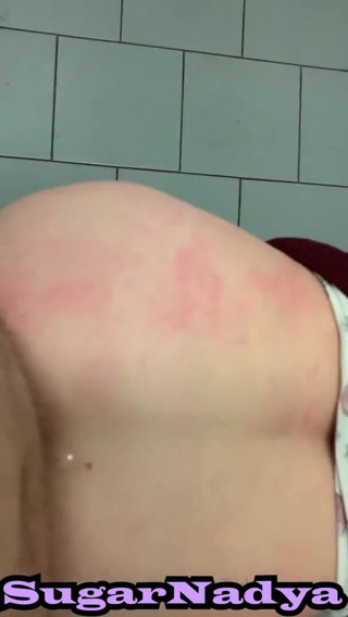 SugarNadya: Šel do letištní koupelny s SugarNadya, svlékl ji a tvrdě...