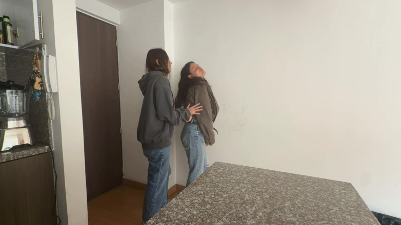 scarlettandc: Una Lesbica Mi Domina Prima Che Vada Al Lavoro