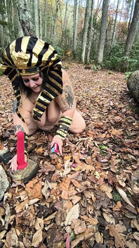 O que essa prostituta está fazendo nessas folhas? De joelhos?