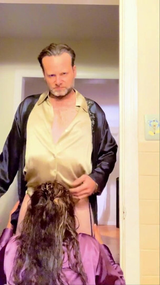 Satin Fetish King: Verre de soda rouge et une MILF en satin avide...