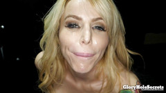 Glory Hole Secrets: Blonďatá MILFka s gigantickými kozami saje ptáky a šuká do gloryhole