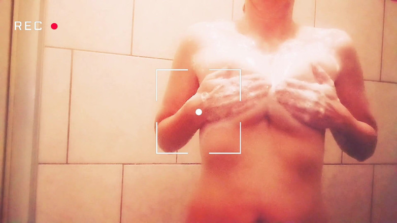 Bombstick and Trouble: Seksi üvey anne duş alırken ve tıraş olurken filme alıyor