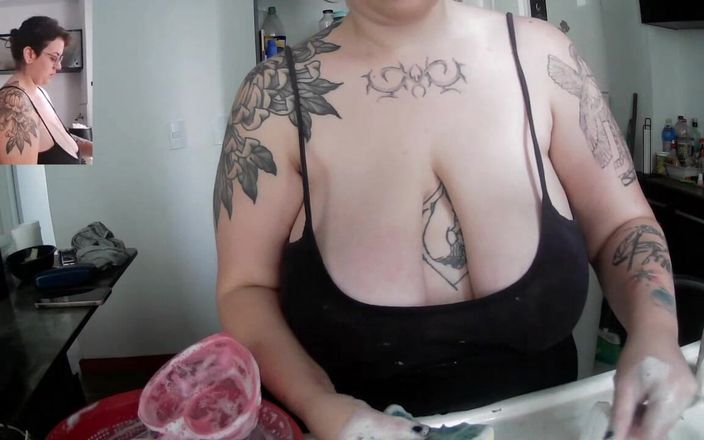 alucidfever: 너무 많은 분열로 설거지를 하는 문신을 한 밀프