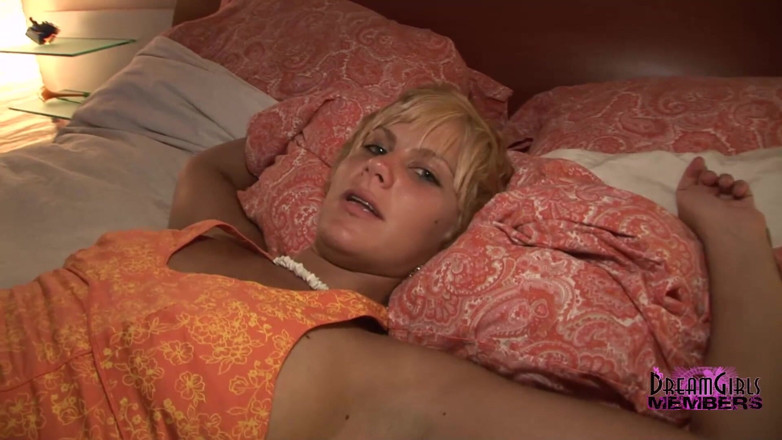 Dream Girls: Geile blondine wird von einem kamera-typ fingert