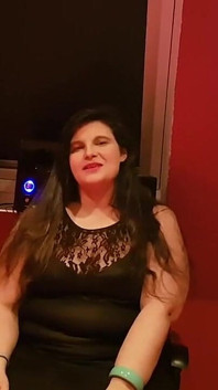 占主导地位的黑发熟女用打屁股和手淫惩罚她的顺从奴隶