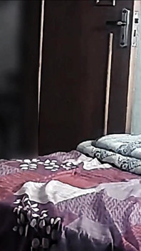 热辣的印度性感人妻换衣服阴户fingred吮吸鸡巴并准备做爱
