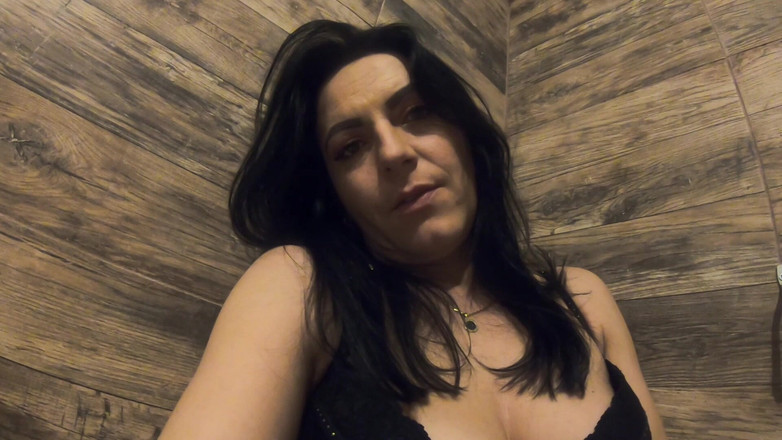 MilfyCalla: Krásná latina dívka masturbuje při chcaní 153