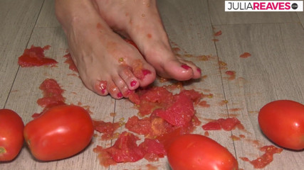 Kinky Bitches: Hon gör tomatjuice naken och blir kåt medan hon gör...
