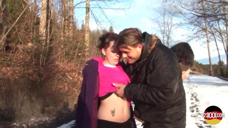 123XXX - Fucked Amateurs in Germany!: उसने चूसने और चोदने के लिए दो लड़कियों को उठाया