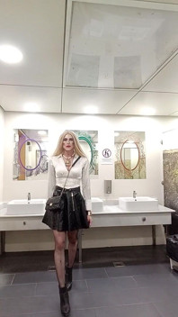 Blondă