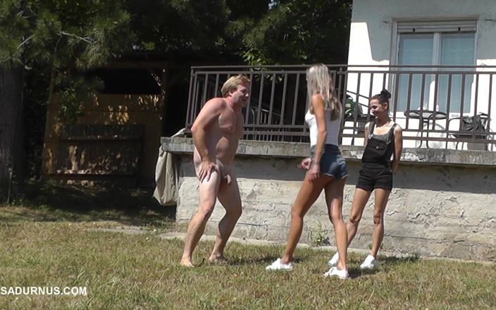 Sadurnus: Dyanna e Tatjana estão brincando no jardim!