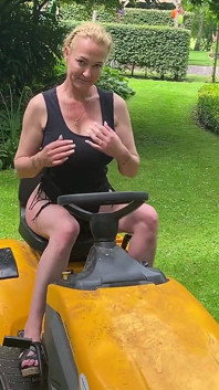 Schizzi su un tagliaerba, devi vedere questa miLF arrapata
