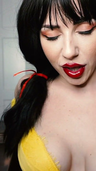 Belles Big Red Lips