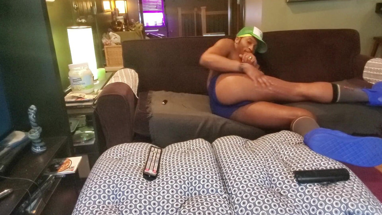 Kennie Jai: Kenniejai fuma e masturba em nikes azuis parte um