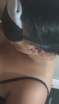 Gli rende facile succhiare il cazzo, la puttana della mia ex