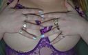 Jenn Sexxii: Une MILF sexy en lingerie violette jouit pour vous