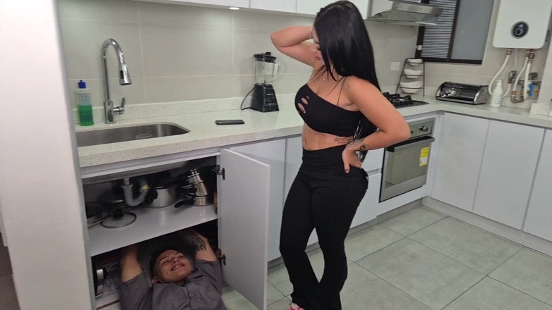 AlejandraPalacios: Latina comel Membayar Plomero Apprentice Dengan Tunggangan Yang Baik Pada...