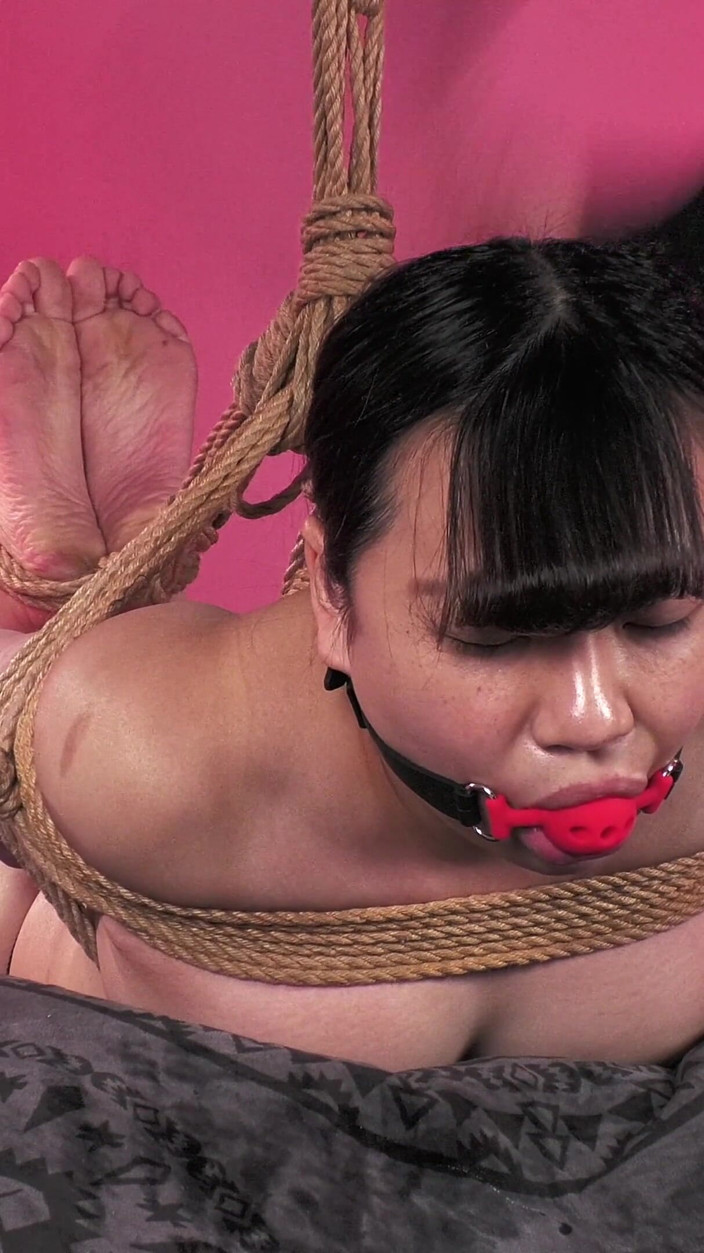 Japan Fetish Fusion: Mimi gefesselt, halb nude in reverse- 4K bondage