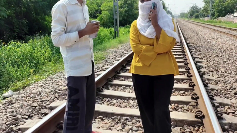Indian Teen Girl's: เย็ดกลางแจ้ง พี่ชายเลี้ยงกับน้องสาวเลี้ยง หน้าประตูโรแมนติกและเซ็กซ์ คู่รักมะลุร้อนแรง โรแมนติกเย็ดกันบนดาดฟ้า