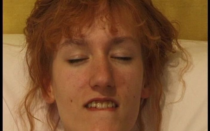 YOUR FIRST PORN: लाल बालों वाली Vicky और मजबूत डिल्डो