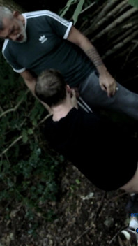 Twink přistižena v lese při kouření velkého ptáka děda