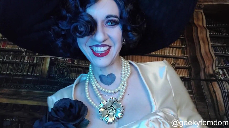 Geeky Femdom: Zwierzę lady Dimitrescu