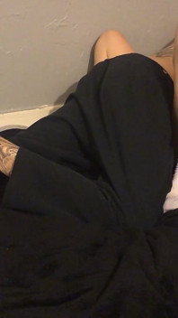 Petite loira recebe corpo tatuado oleado 1of3