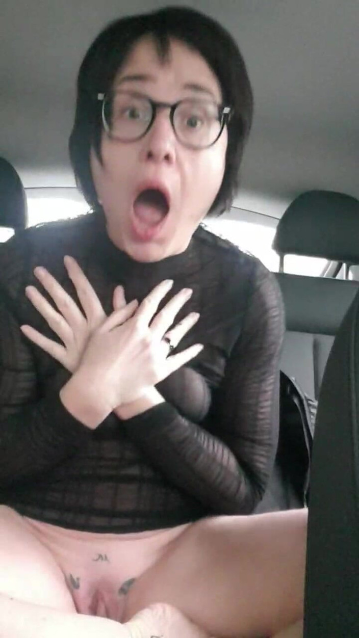 JulieEroticDress: Tante seksi muncrat di luar ruangan di tempat parkir umum