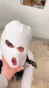 Tante seksi dengan masker di balaclava lagi asik muasin memeknya pakai masker sampai kering