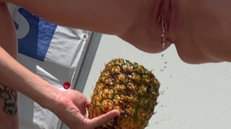 Farmers Wifey: Ragazzo di 19 anni assaggia la sua pipì con ananas