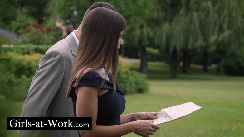 Girls At Work: Ocol obraznic în parc
