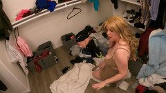 Erin Electra: Dolabını düzenlemesine yardım ederken üvey annesiyle seks